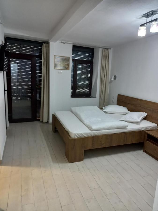 Cazare Centrum Curtea de Argeş Exterior foto